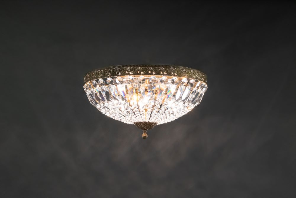 The classic ceiling lamp represents the historical style of crystal lamps. This crystal lamp is a complete and striking decorative element.
