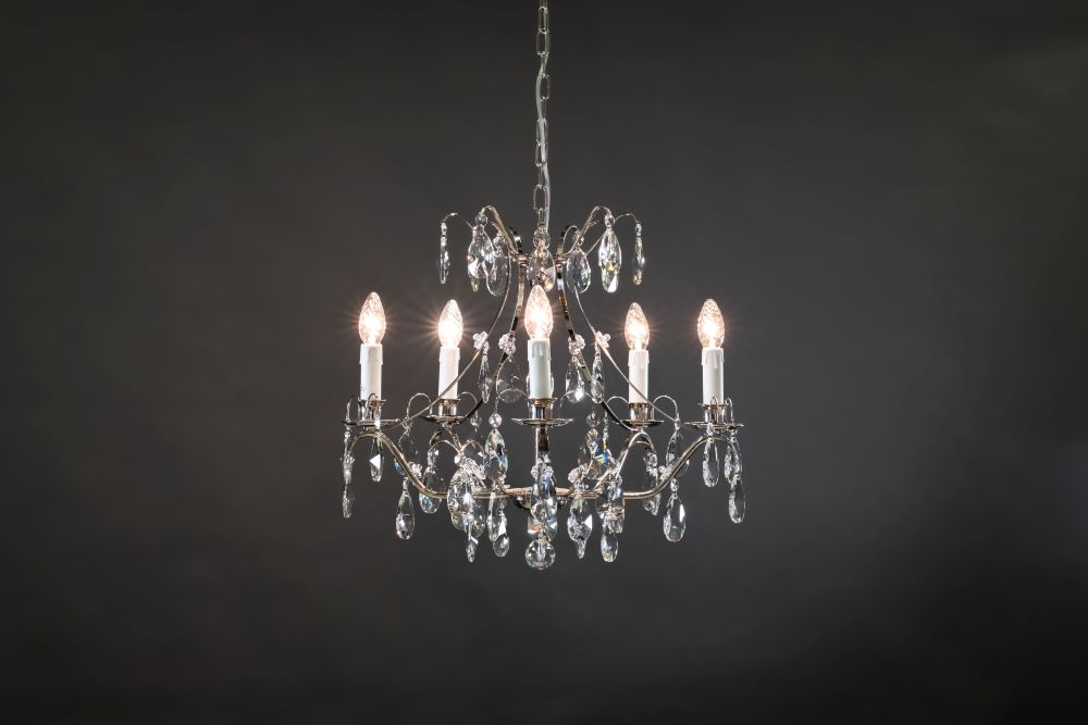 Den fempunkts kristalllampan Barokki 5 kombinerar mousserande kristaller med moderna LED-ljus.