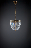 En härlig traditionell glittrande kristallkrona sätter stämningen, en taklampa för varje hem