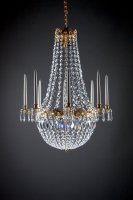 En härlig traditionell glittrande Garl-Gustav kristallkrona skapar en atmosfär, en taklampa för traditionellt hem.
